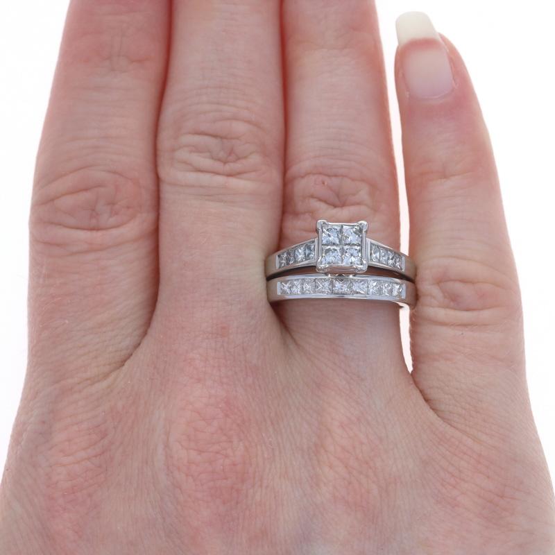 Verlobungsring & Ehering aus Weißgold mit Diamant-Cluster - 14k Prinzessin 1,50ctw im Zustand „Hervorragend“ im Angebot in Greensboro, NC