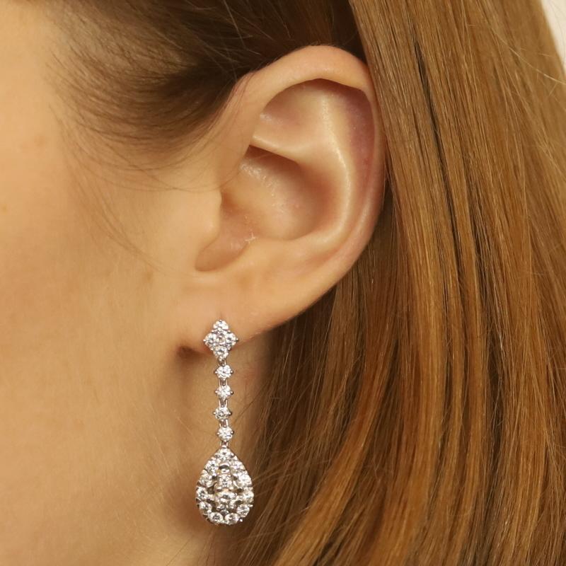 Contenuto del metallo: Oro bianco 18k

Informazioni su A. Stone
Diamanti naturali
Carati: 2.00ctw
Taglio: Rotondo brillante
Colore: H. H. - I.
Chiarezza: VS1 - VS2

Carati totali: 2,00ctw

Stile: Cluster Halo Dangle
Tipo di chiusura: Chiusura a