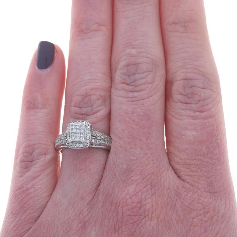 Taglio princess Anello di fidanzamento a forma di cluster di diamanti in oro bianco - 10k Princess & Round .50ctw in vendita