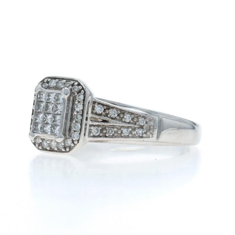 Anello di fidanzamento a forma di cluster di diamanti in oro bianco - 10k Princess & Round .50ctw In condizioni ottime in vendita a Greensboro, NC
