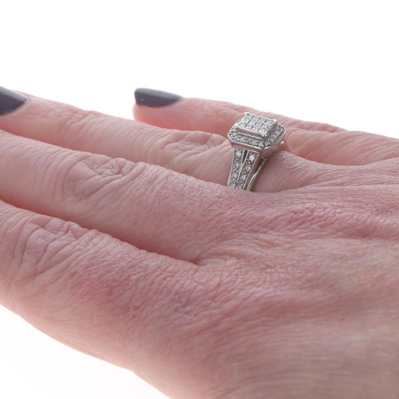 Donna Anello di fidanzamento a forma di cluster di diamanti in oro bianco - 10k Princess & Round .50ctw in vendita