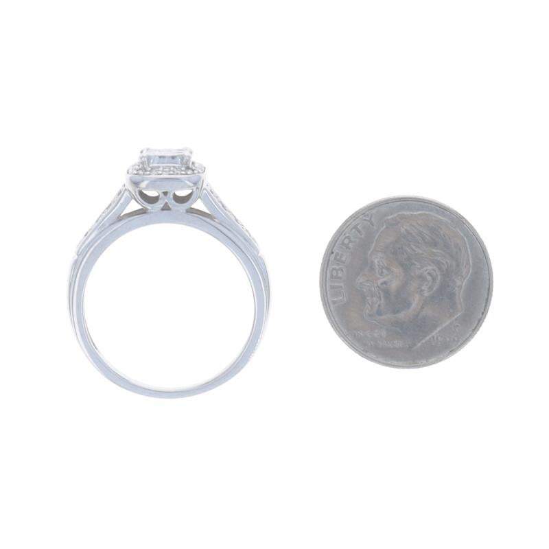 Anello di fidanzamento a forma di cluster di diamanti in oro bianco - 10k Princess & Round .50ctw in vendita 1