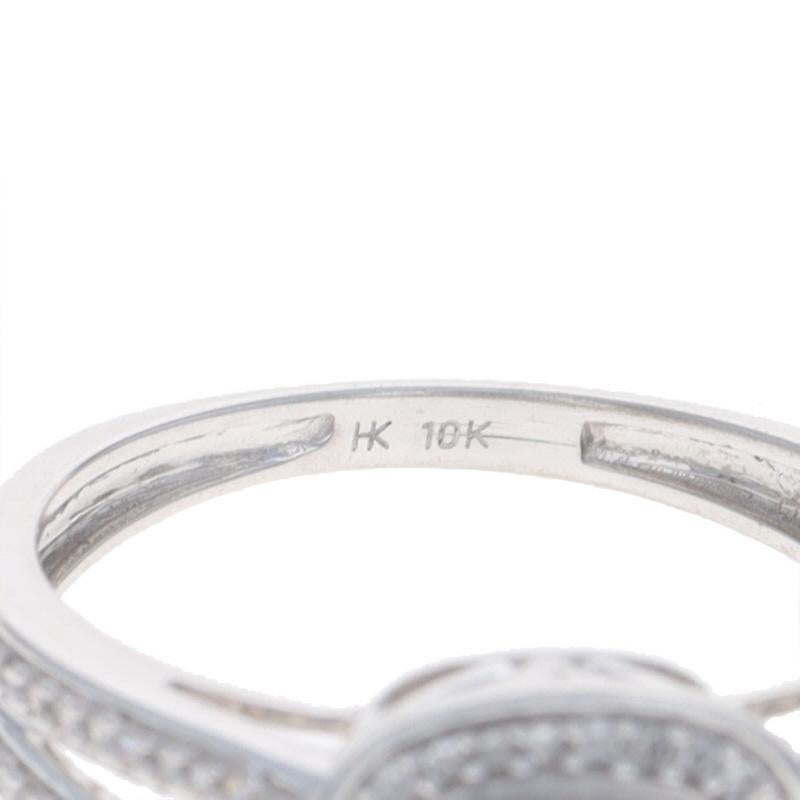 Anello di fidanzamento a forma di cluster di diamanti in oro bianco - 10k Princess & Round .50ctw in vendita 2