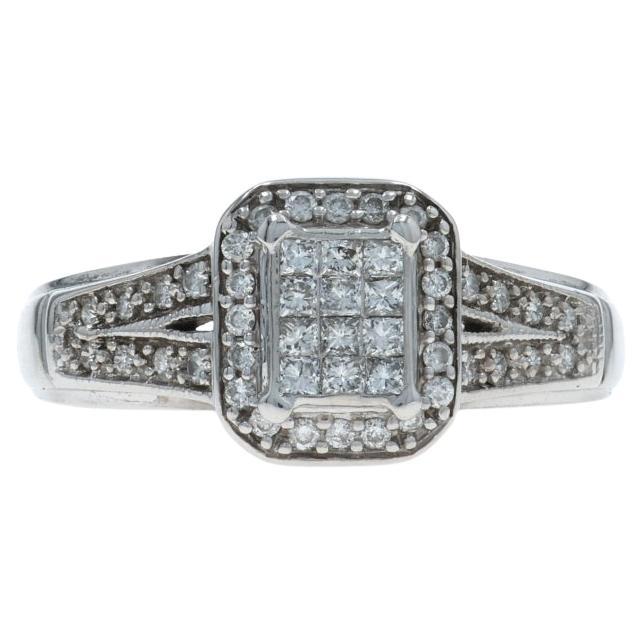 Anello di fidanzamento a forma di cluster di diamanti in oro bianco - 10k Princess 
Round .50ctw