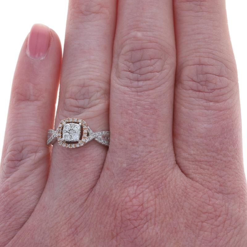 Taglio rotondo Anello di fidanzamento a forma di cluster di diamanti in oro bianco - 10k Round .50ctw in vendita