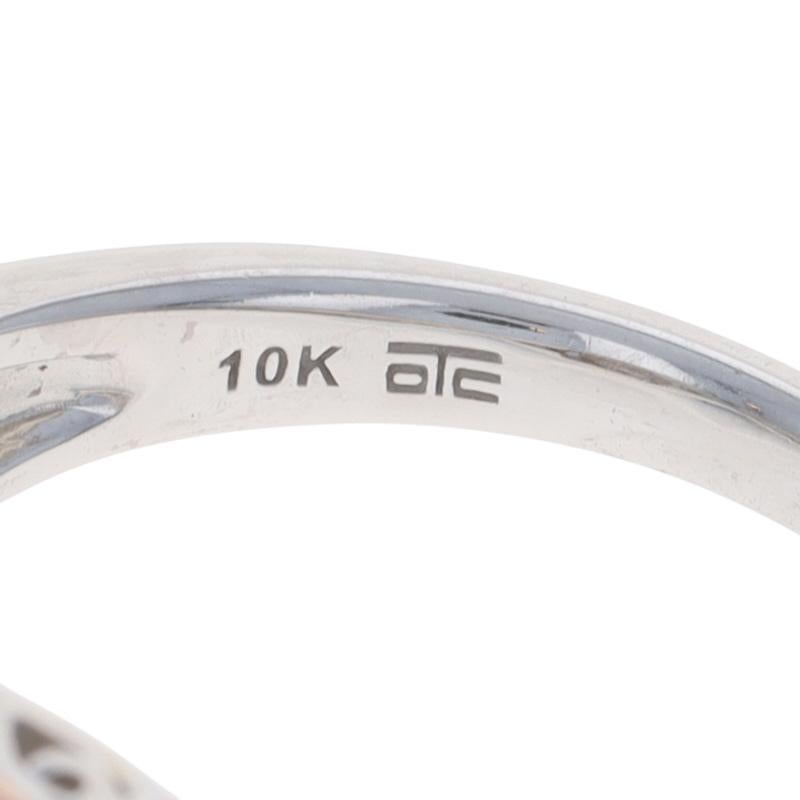 Anello di fidanzamento a forma di cluster di diamanti in oro bianco - 10k Round .50ctw in vendita 2