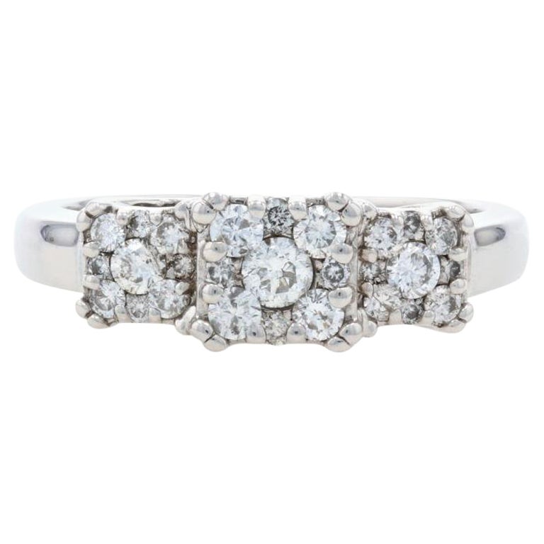 Bague de fiançailles en or blanc avec halo de diamants 14k .60ctw Three-Stone Inspired