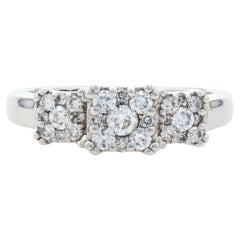 Bague de fiançailles en or blanc avec halo de diamants 14k .60ctw Three-Stone Inspired