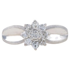 Anillo de compromiso con halo de diamantes en racimo de oro blanco - 14k Redondo .50ctw Floral
