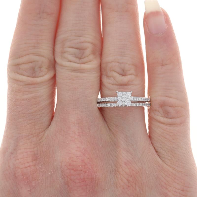 Taille ronde Bague de fiançailles et alliance halo de diamants en or blanc 14 carats rond 2/3 ctw en vente