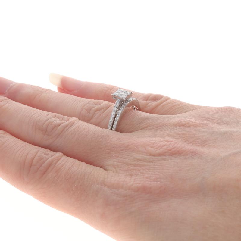 Bague de fiançailles et alliance halo de diamants en or blanc 14 carats rond 2/3 ctw Unisexe en vente