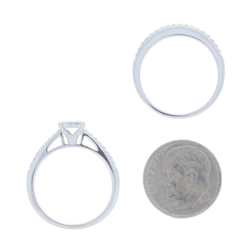 Bague de fiançailles et alliance halo de diamants en or blanc 14 carats rond 2/3 ctw en vente 2