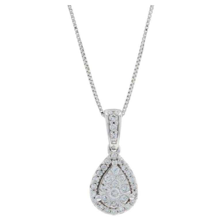 Collana con ciondolo a forma di cluster di diamanti in oro bianco da 17 3/4" - 10k Round .33ctw in vendita