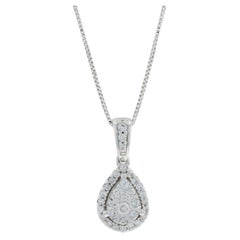Collana con ciondolo a forma di cluster di diamanti in oro bianco da 17 3/4" - 10k Round .33ctw