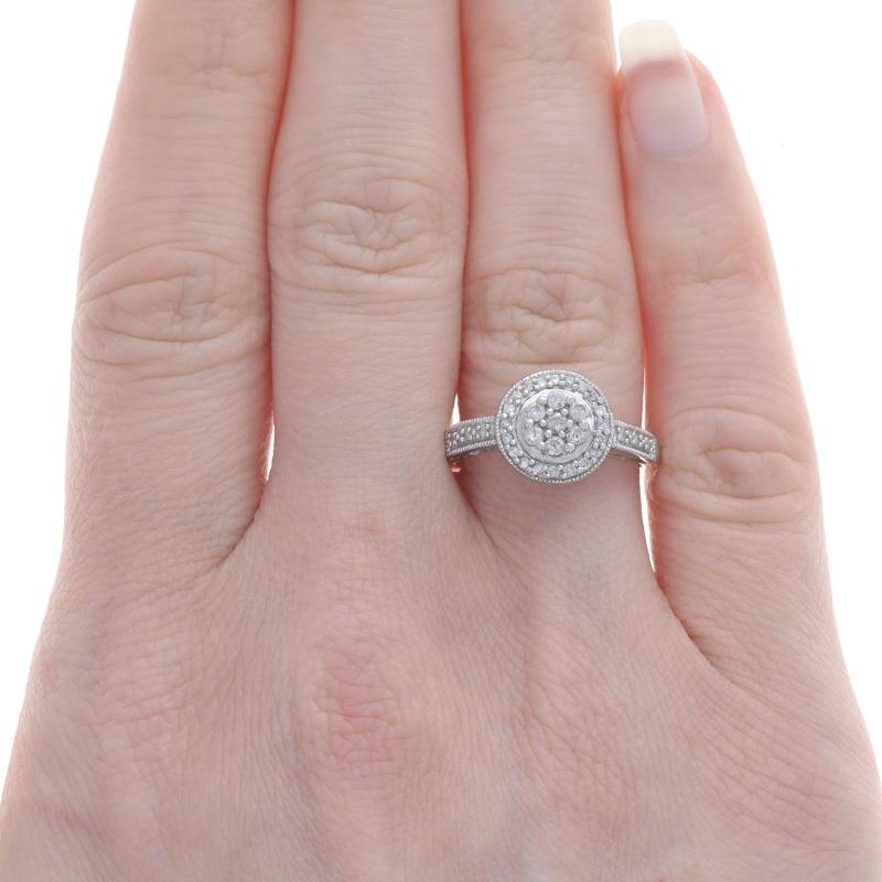 Verlobungsring aus Weißgold mit Diamant-Cluster-Halo-Ring - 10k rund .25ctw Milgrain (Rundschliff)