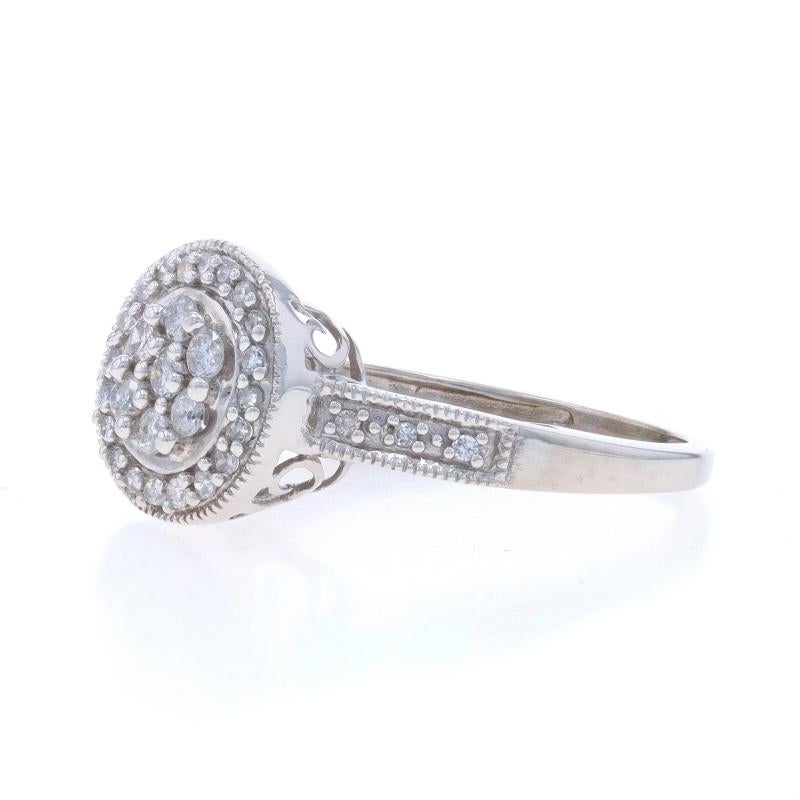 Verlobungsring aus Weißgold mit Diamant-Cluster-Halo-Ring - 10k rund .25ctw Milgrain im Zustand „Hervorragend“ in Greensboro, NC