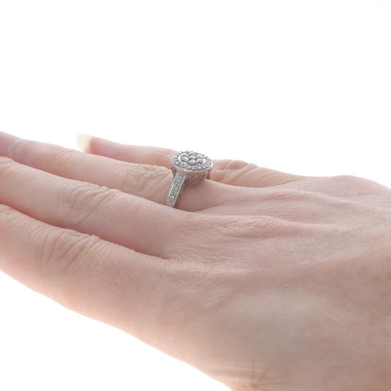 Verlobungsring aus Weißgold mit Diamant-Cluster-Halo-Ring - 10k rund .25ctw Milgrain Damen