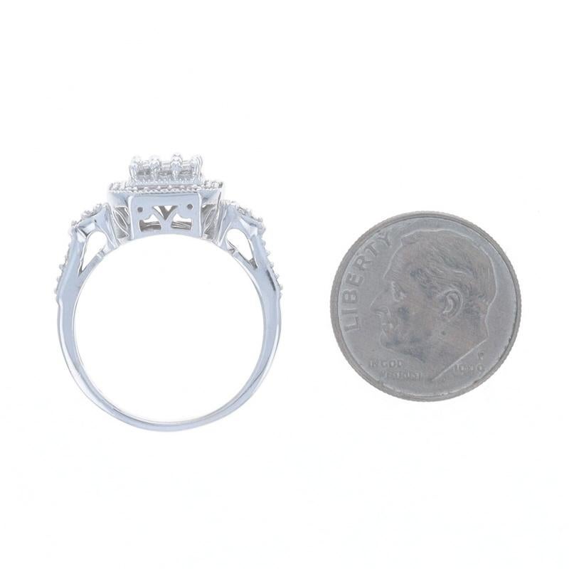 Anello di fidanzamento con cluster di diamanti in oro bianco 10k rotondo .50ctw in vendita 1