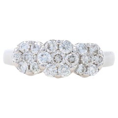 Anello aureola con diamanti a grappolo in oro bianco 14k Rnd 1.00ctw a tre pietre per l'impegno.