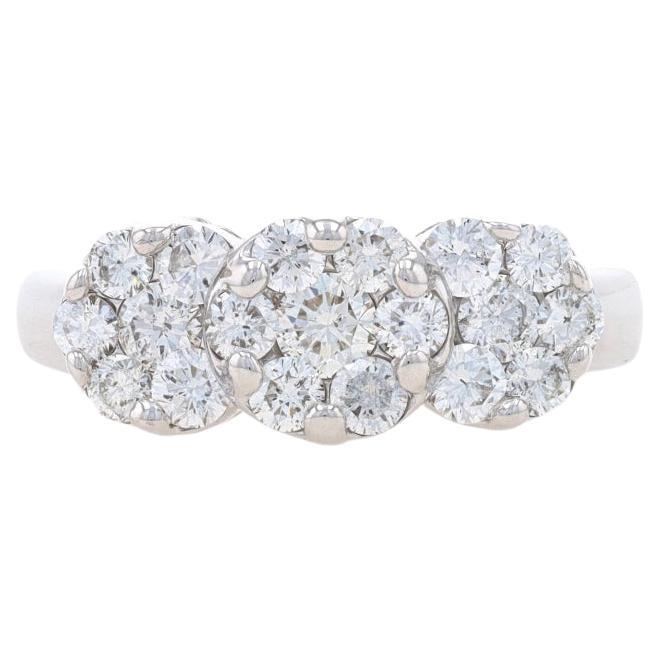 Bague de fiançailles à trois pierres en or blanc 14 carats avec halo de diamants ronds de 1,00 ctw en vente
