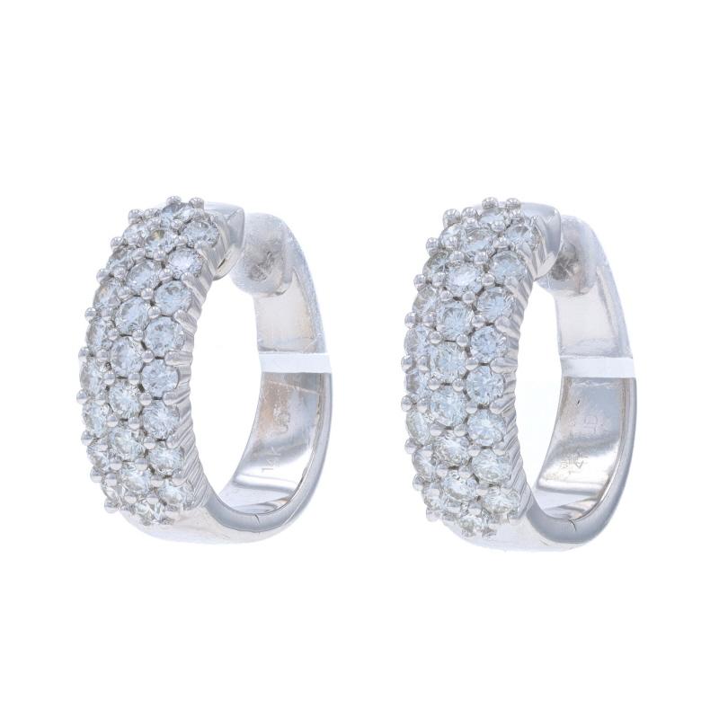 Pendientes de aro de racimo de diamantes de oro blanco 14k redondos brillantes 1,18ctw perforados en Excelente estado para la venta en Greensboro, NC