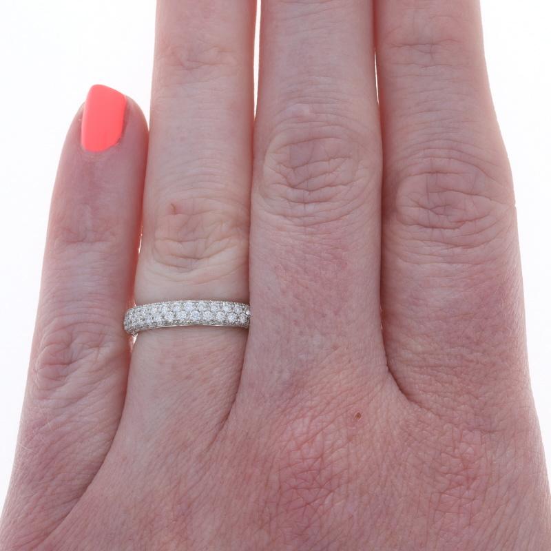Taille ronde Bague en or blanc avec pavé de diamants 18k Round Brilliant .91ctw Comfort Fit Ring en vente