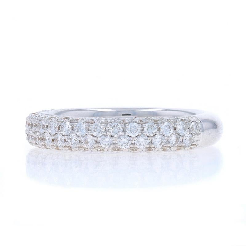 Bague en or blanc avec pavé de diamants 18k Round Brilliant .91ctw Comfort Fit Ring Neuf - En vente à Greensboro, NC