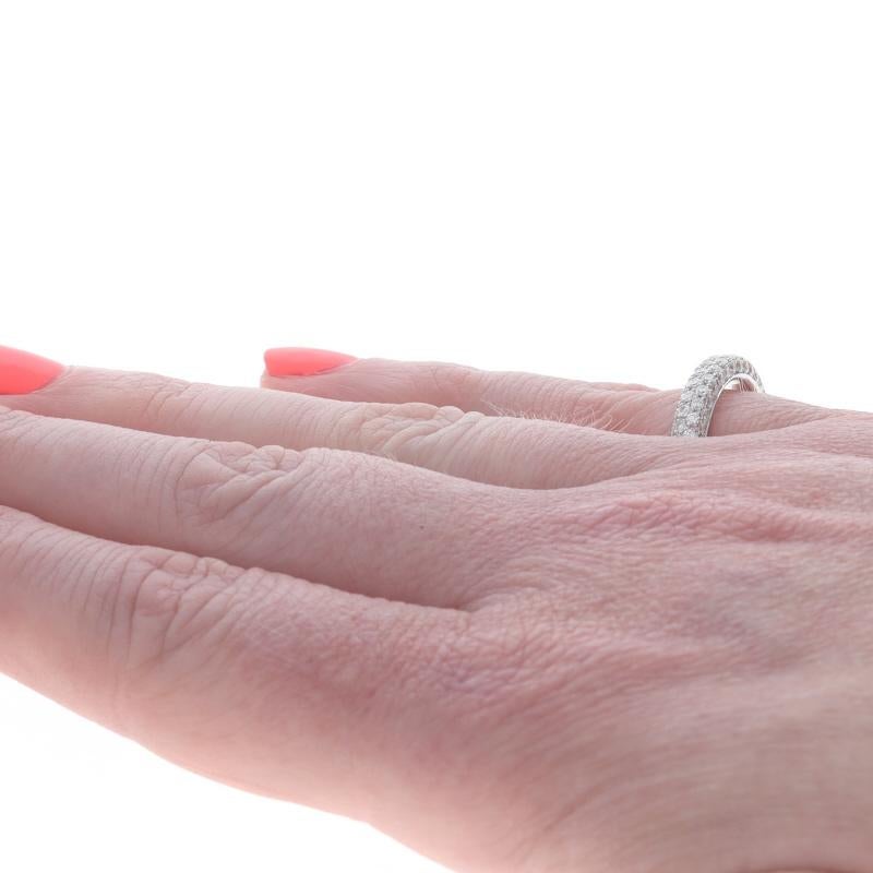 Bague en or blanc avec pavé de diamants 18k Round Brilliant .91ctw Comfort Fit Ring Pour femmes en vente