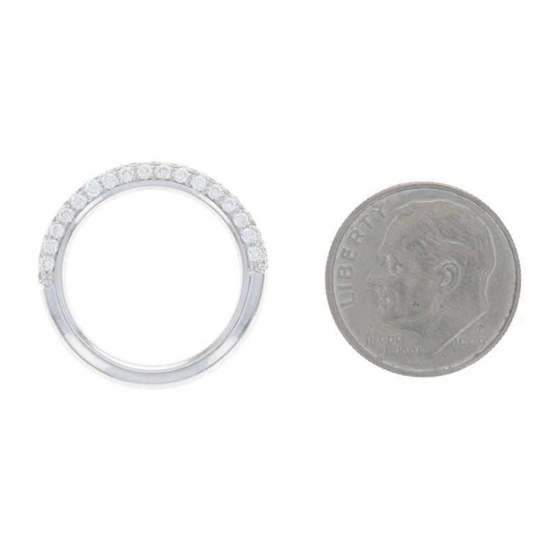 Bague en or blanc avec pavé de diamants 18k Round Brilliant .91ctw Comfort Fit Ring en vente 1