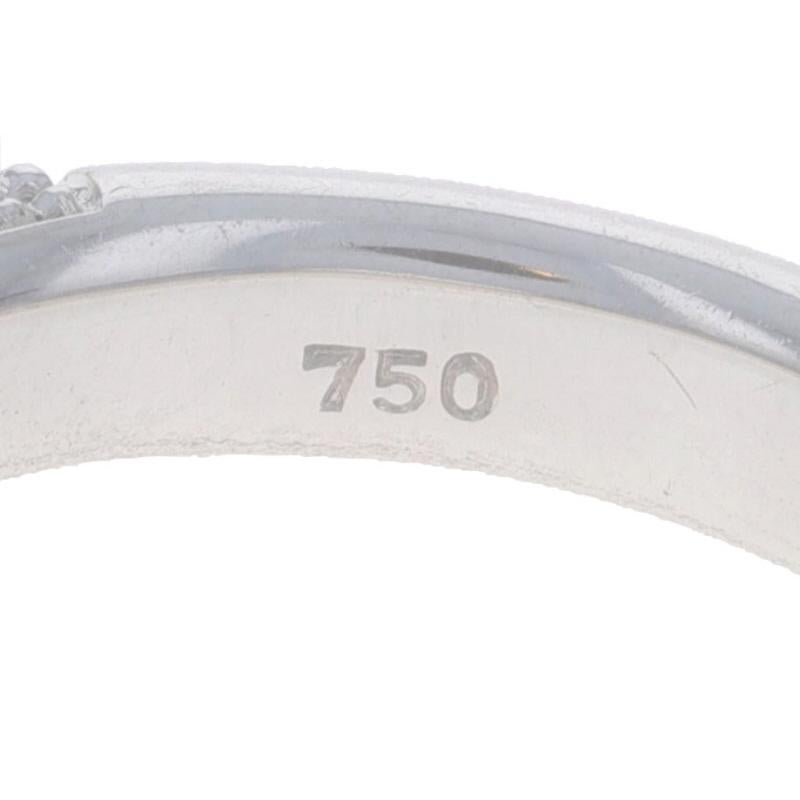 Bague en or blanc avec pavé de diamants 18k Round Brilliant .91ctw Comfort Fit Ring en vente 2