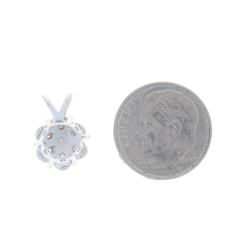 Ciondolo a grappolo di diamanti in oro bianco - 14k Brilliante rotondo .50ctw Floreale In condizioni ottime in vendita a Greensboro, NC