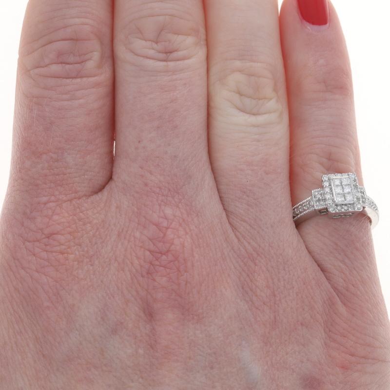 Anillo de Oro Blanco con Racimo de Diamantes 10k Princesa y Halo Milgrain Único de .50ctw Corte princesa en venta