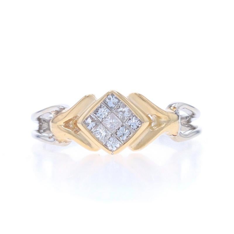 Größe: 7
Gebühr für Größenanpassung: Bis 1/2 eine Größe für $40

Metallgehalt: 14k Weißgold & 14k Gelbgold

Informationen zu Stein

Natürliche Diamanten
Karat(e): .33ctw
Schnitt: Prinzessin
Farbe: H - I
Reinheit: SI1 - SI2

Karat gesamt: