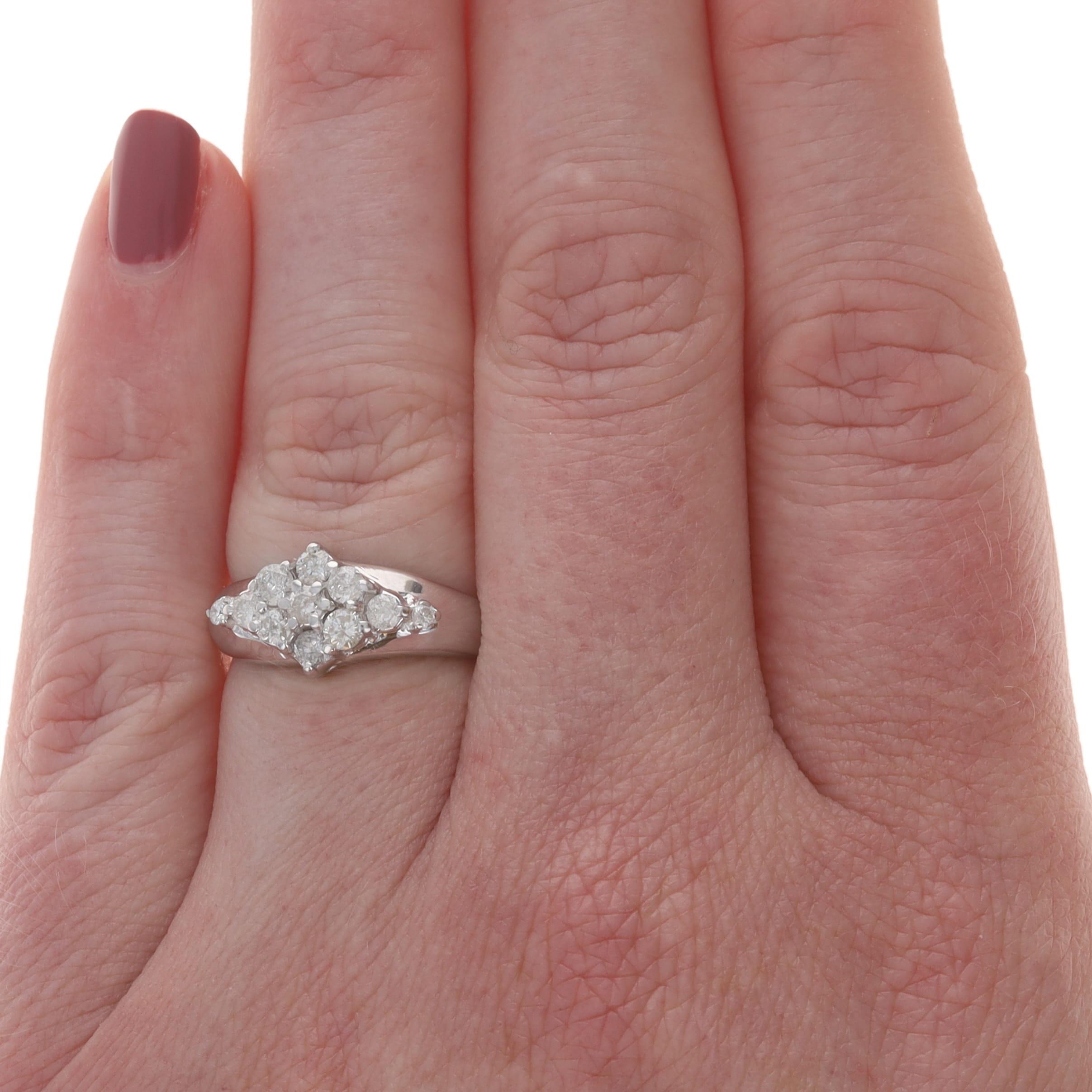 Taglio rotondo Anello a grappolo di diamanti in oro bianco - 14k Brilliante rotondo .70ctw in vendita