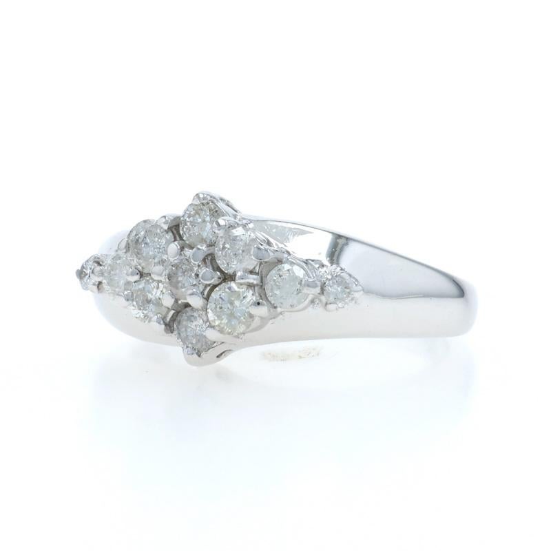 Anello a grappolo di diamanti in oro bianco - 14k Brilliante rotondo .70ctw In condizioni ottime in vendita a Greensboro, NC