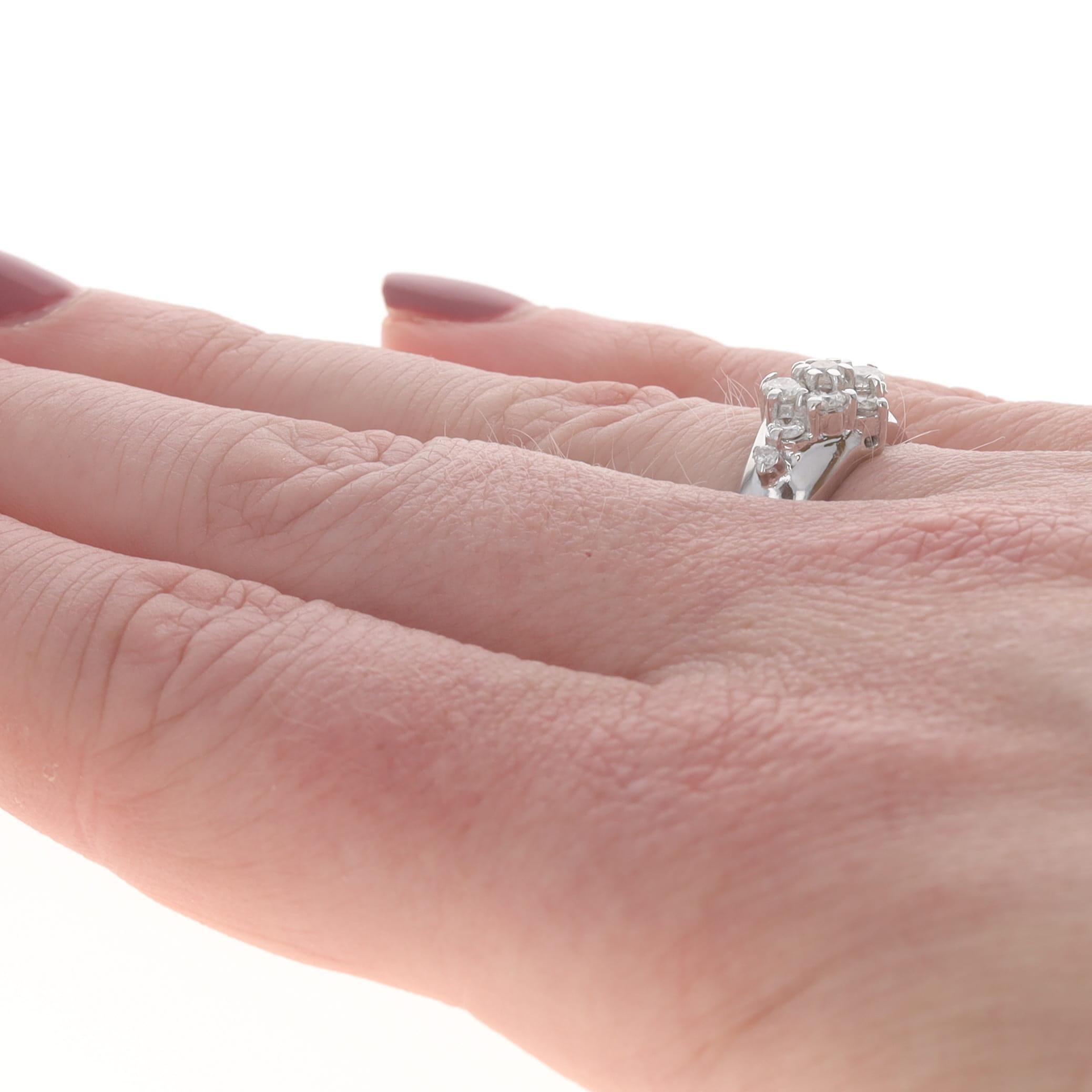 Donna Anello a grappolo di diamanti in oro bianco - 14k Brilliante rotondo .70ctw in vendita