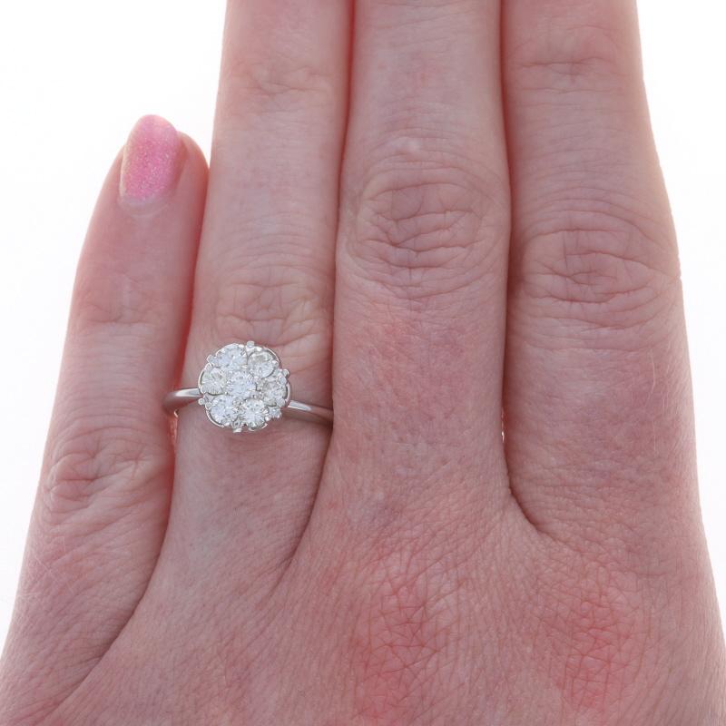 Weißgold-Diamant-Cluster-Ring - 14k Runde Brillant .84ctw Floral Engagement (Rundschliff) im Angebot