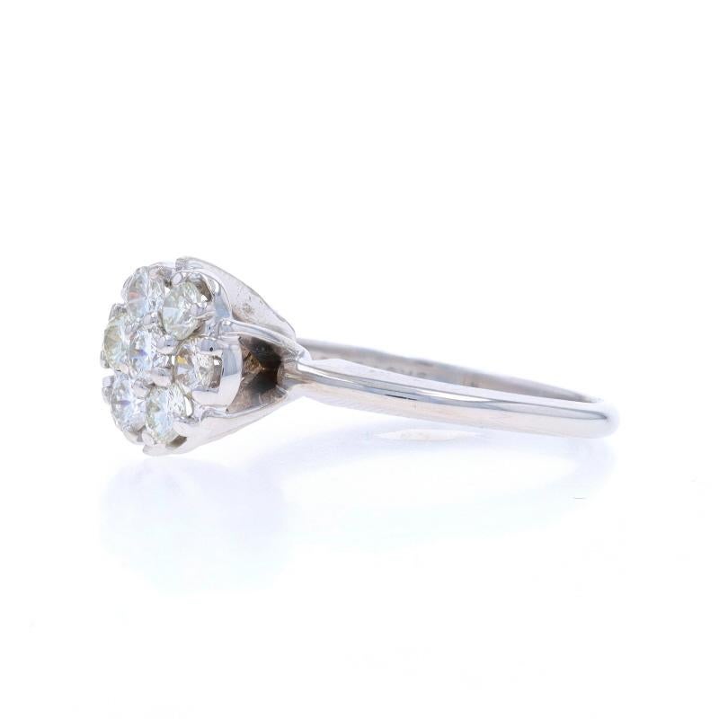 Weißgold-Diamant-Cluster-Ring - 14k Runde Brillant .84ctw Floral Engagement im Zustand „Hervorragend“ im Angebot in Greensboro, NC