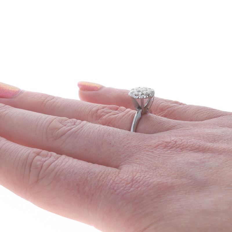 Weißgold-Diamant-Cluster-Ring - 14k Runde Brillant .84ctw Floral Engagement Damen im Angebot