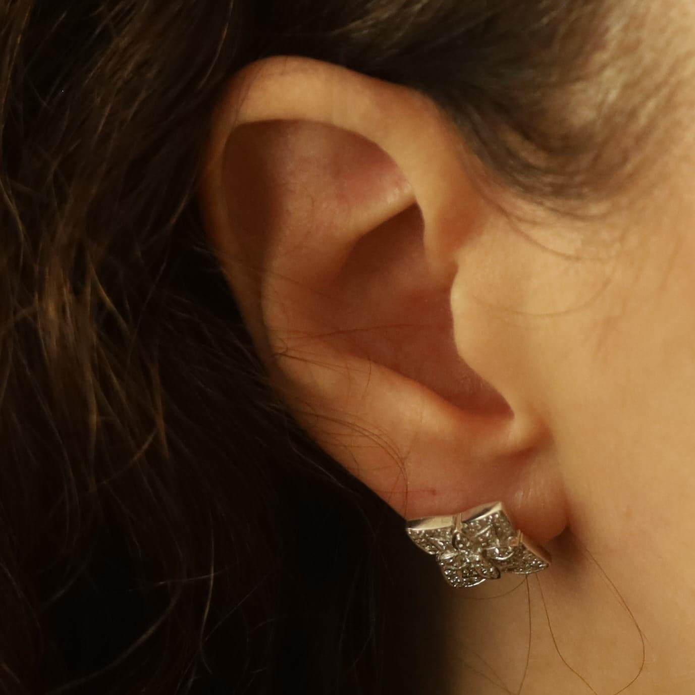 Taille simple Boucles d'oreilles en or blanc 14k .50ctw Floral Quatrefoil Pierced en vente