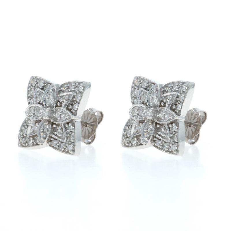 Boucles d'oreilles en or blanc 14k .50ctw Floral Quatrefoil Pierced Excellent état - En vente à Greensboro, NC