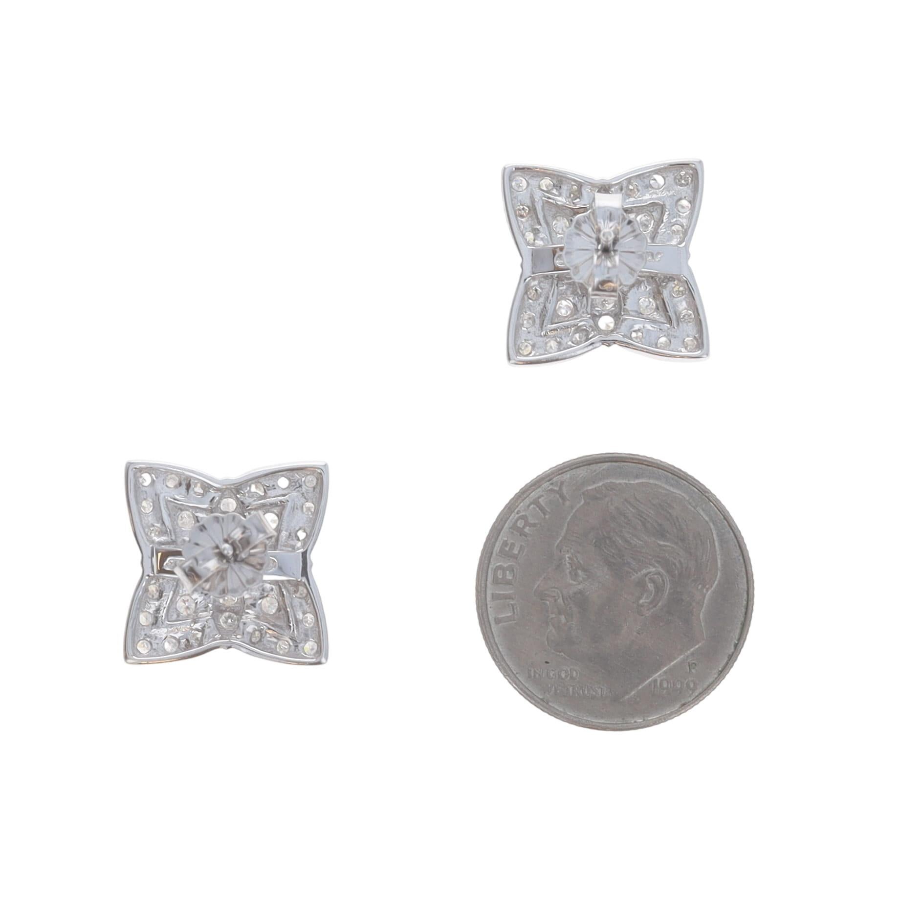 Boucles d'oreilles en or blanc 14k .50ctw Floral Quatrefoil Pierced Pour femmes en vente