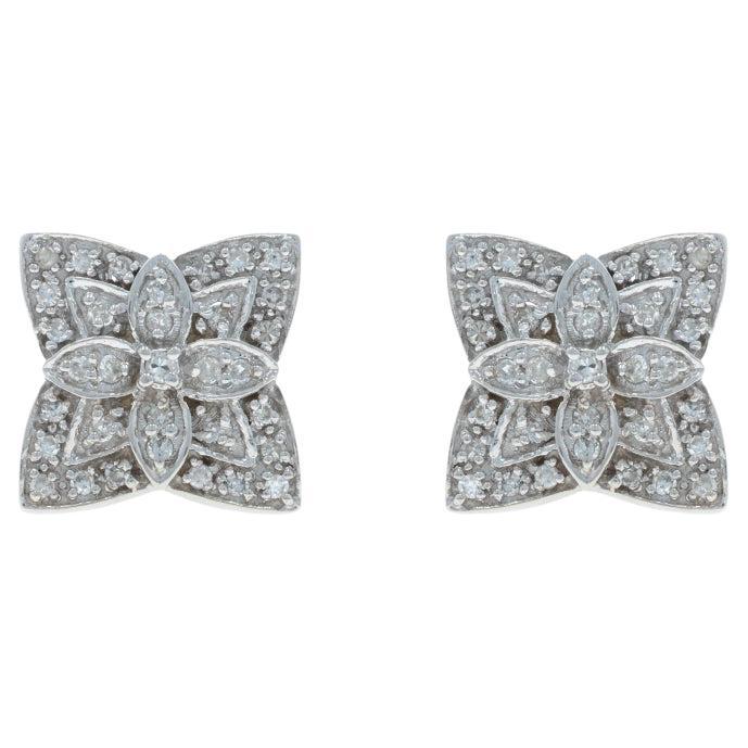 Boucles d'oreilles en or blanc 14k .50ctw Floral Quatrefoil Pierced en vente