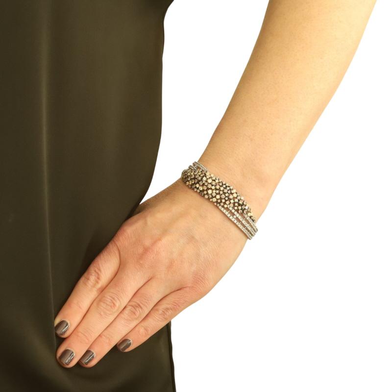 Contenu en métal : Or blanc 18k et or jaune 18k

Informations sur les pierres

Diamants naturels
Carat(s) : 6.41ctw
Coupe : Brillant rond
Couleur : jaune fantaisie et brun fantaisie
Clarté : SI1 - I1

Diamants naturels
Carat(s) : 4.15ctw
Coupe :