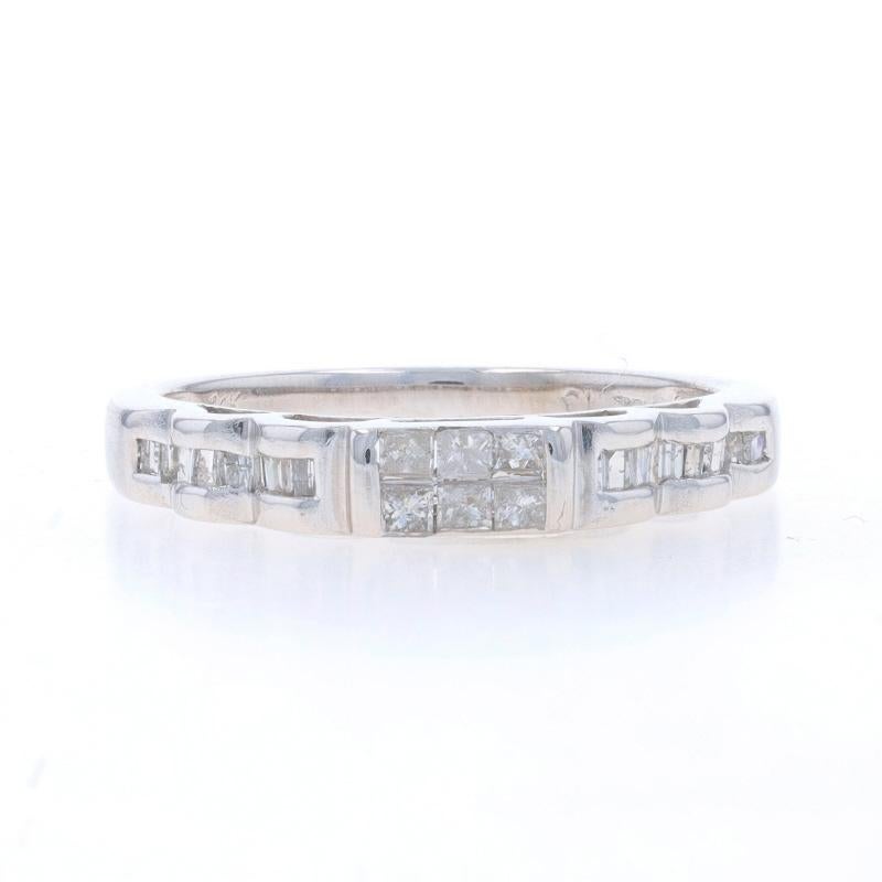 Größe: 7 1/2

Metall Inhalt: 14k Weißgold

Informationen zu Stein

Natürliche Diamanten
Karat(e): .28ctw
Schliff: Prinzessin & Baguette
Farbe: G - H
Klarheit: I1 - I2

Karat gesamt: .28ctw

Stil: Cluster mit Akzenten Hochzeit Band

Messungen

Höhe
