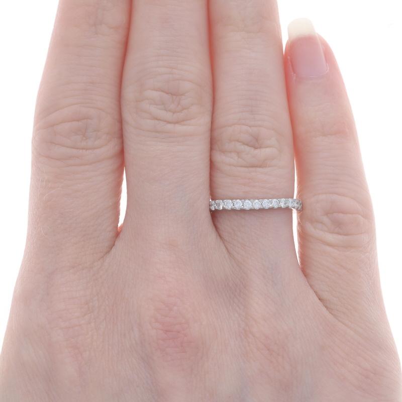 Taglio rotondo Fascia nuziale sagomata con diamanti in oro bianco - Anello con gambo rotondo di .26ctw in oro bianco 14k in vendita
