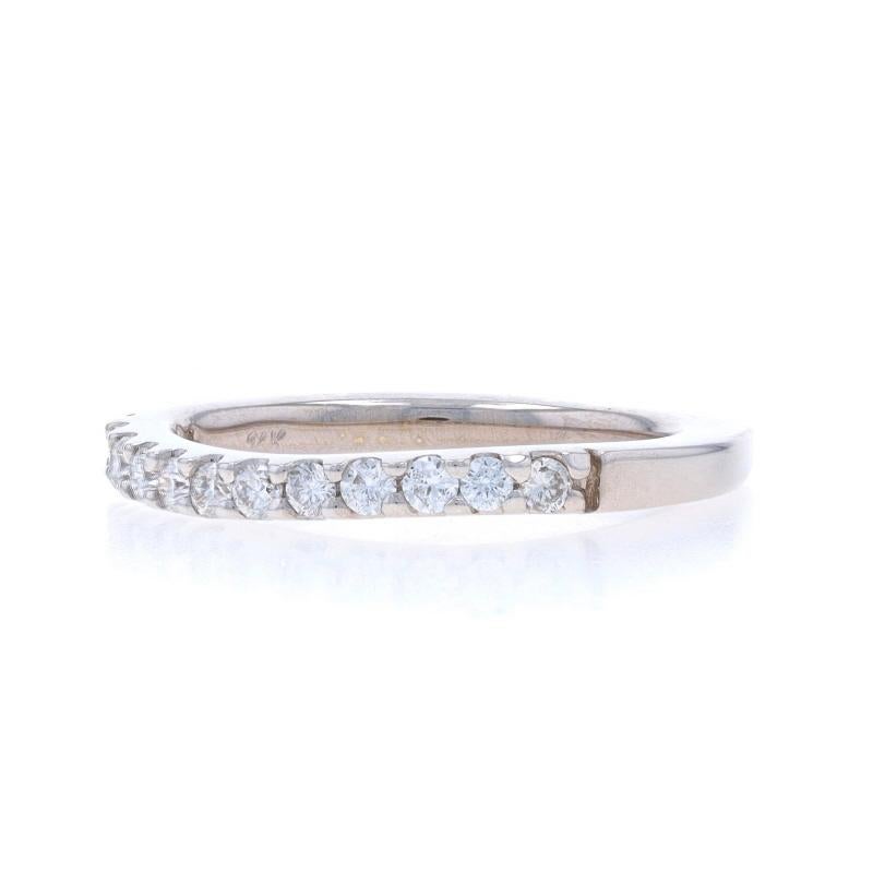 Fascia nuziale sagomata con diamanti in oro bianco - Anello con gambo rotondo di .26ctw in oro bianco 14k In condizioni ottime in vendita a Greensboro, NC