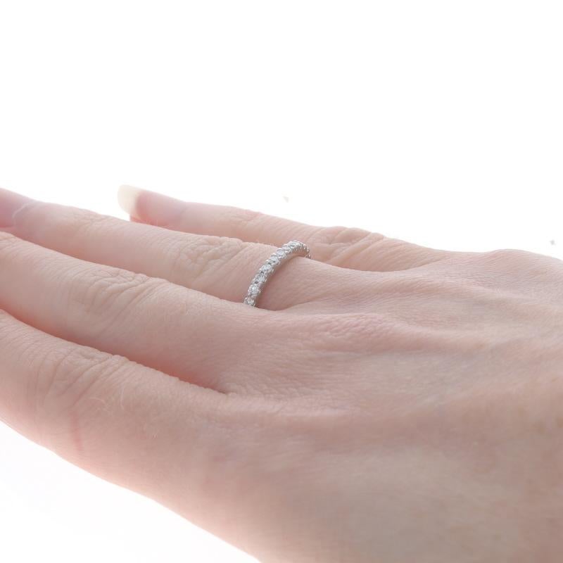 Donna Fascia nuziale sagomata con diamanti in oro bianco - Anello con gambo rotondo di .26ctw in oro bianco 14k in vendita