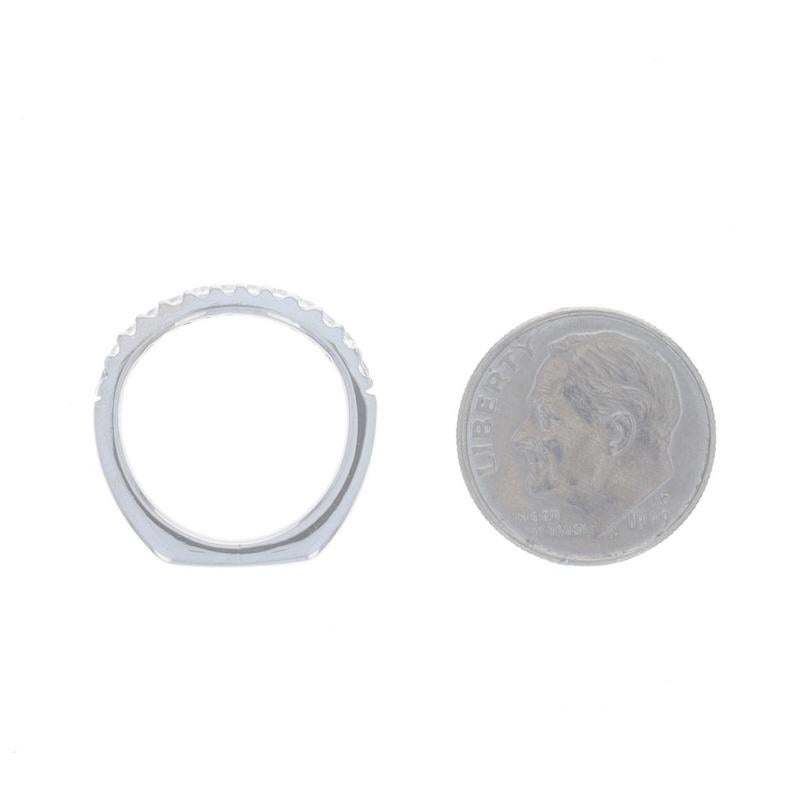 Fascia nuziale sagomata con diamanti in oro bianco - Anello con gambo rotondo di .26ctw in oro bianco 14k in vendita 1
