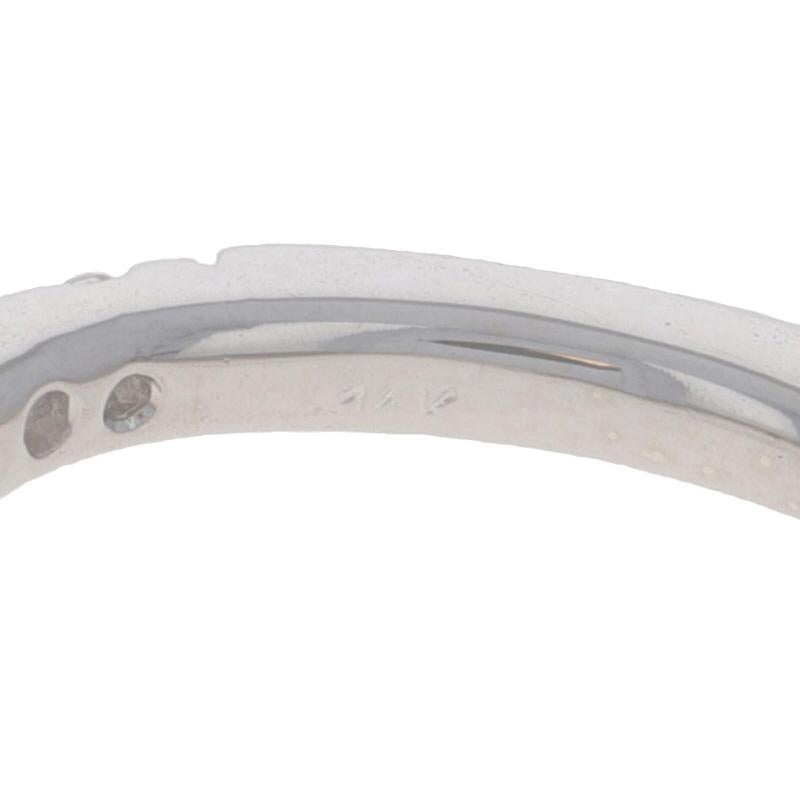Fascia nuziale sagomata con diamanti in oro bianco - Anello con gambo rotondo di .26ctw in oro bianco 14k in vendita 2